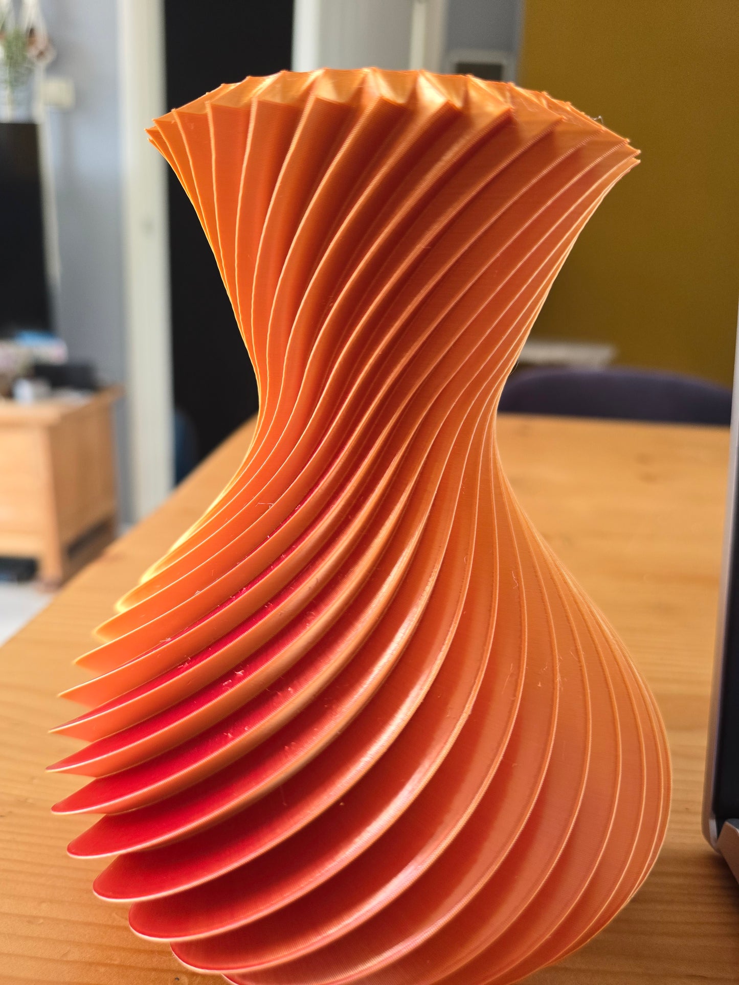 Sunset Twist vaas – statement design roze oranje