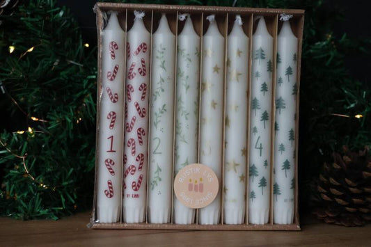 Rustik Lys × BY KIMMI Giftbox Advent – Set van 8 Duurzame Dinerkaarsen