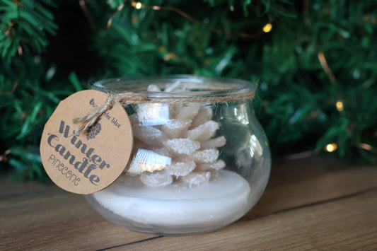 Out of the Blue – Dennenappelkaars in Glas (Winterse & Feestelijke Sfeermaker)