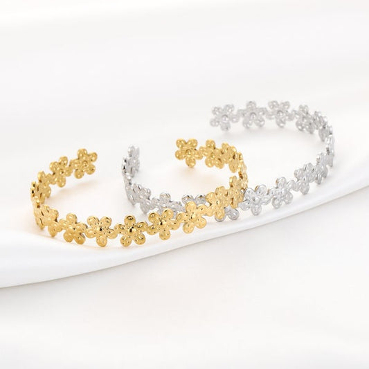 Goud/Zilver Open Bloemen Bangle – Elegante Stainless Steel Armband van Sunset Fashion