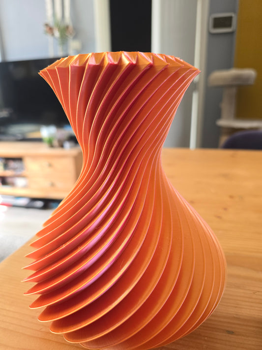 Sunset Twist vaas – statement design roze oranje