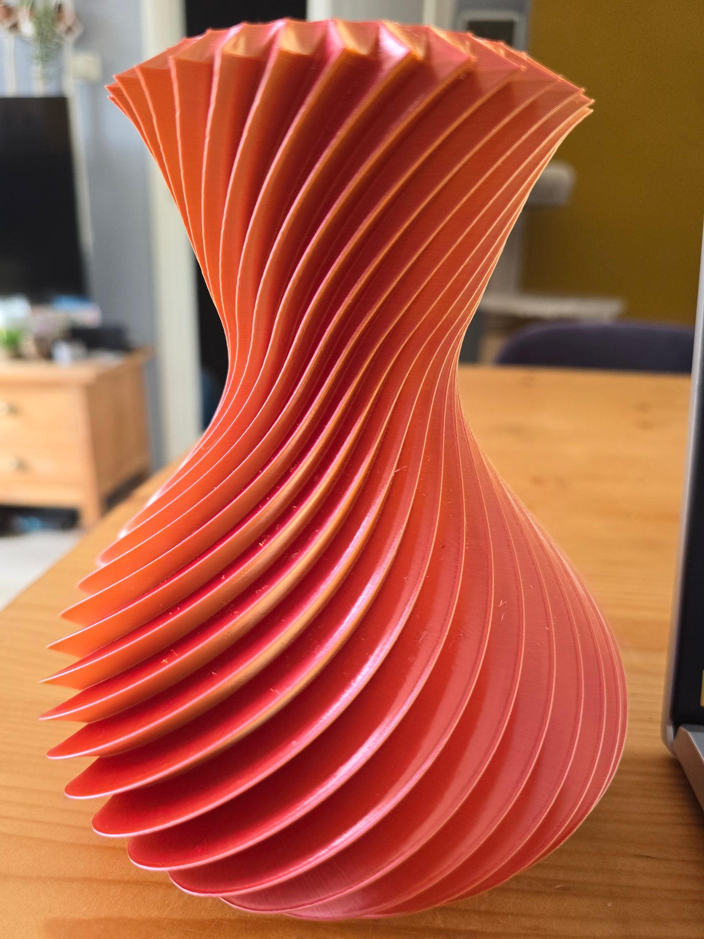 Sunset Twist vaas – statement design roze oranje