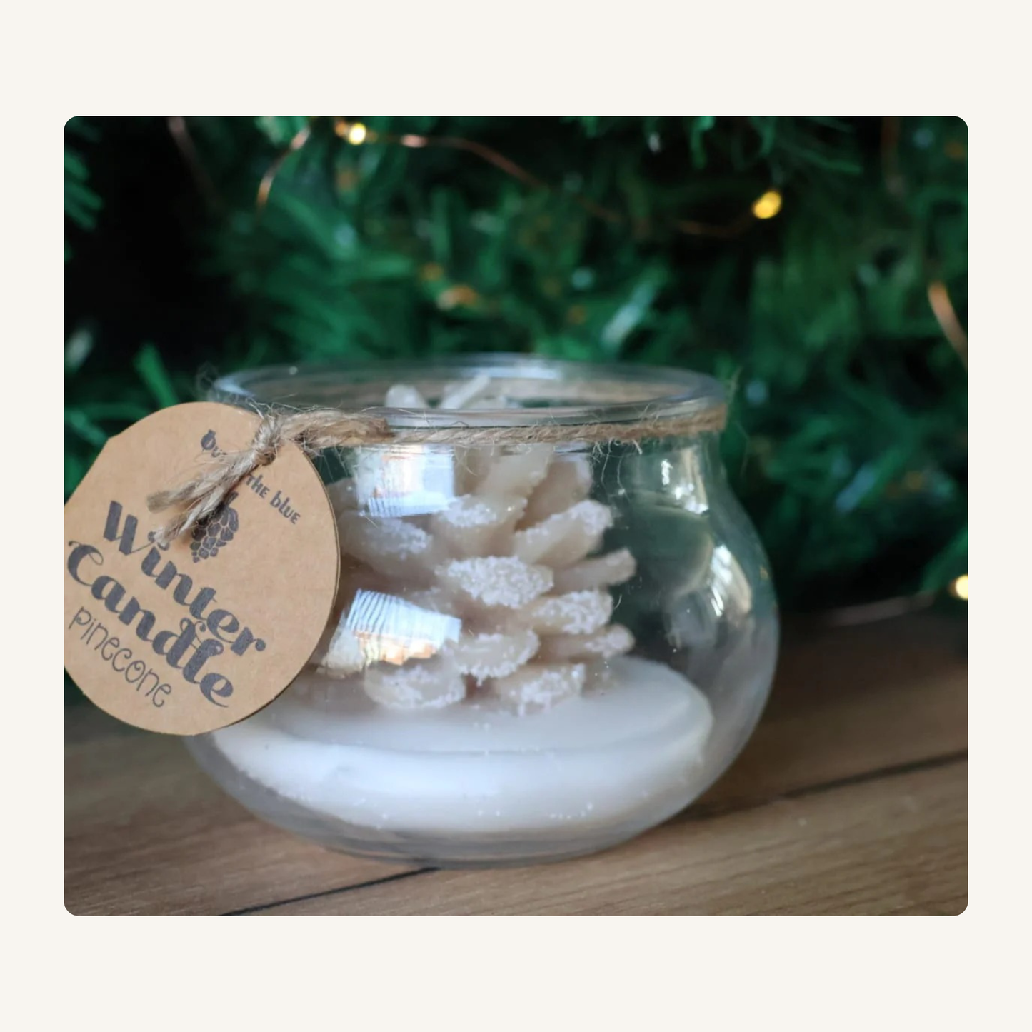 Out of the Blue – Dennenappelkaars in Glas (Winterse & Feestelijke Sfeermaker)