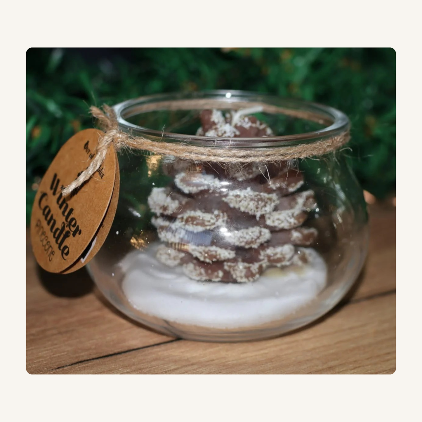 Out of the Blue – Dennenappelkaars in Glas (Winterse & Feestelijke Sfeermaker)