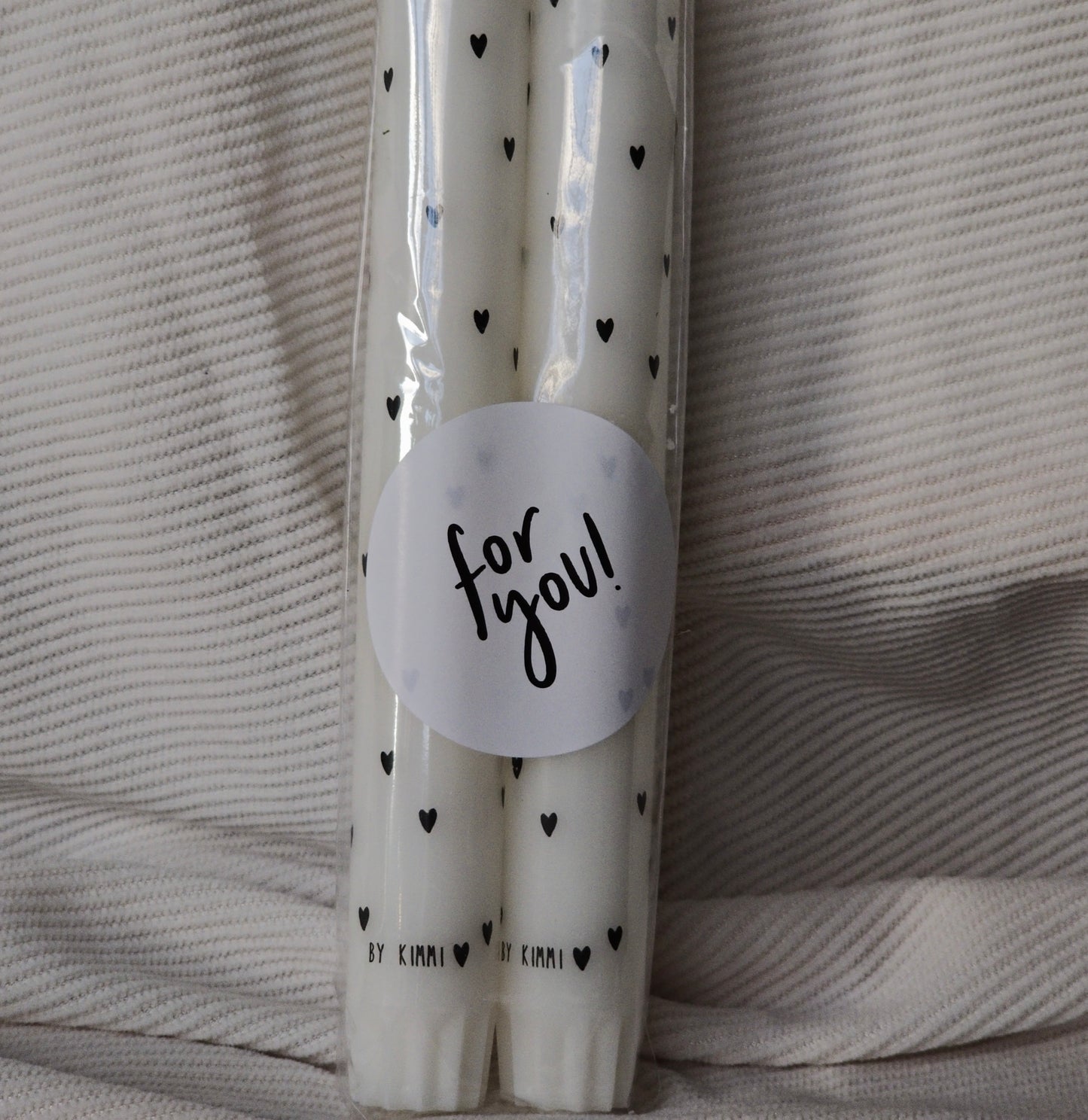 Giftset met twee witte dinerkaarsen met zwarte hartjes van Rustik Lys by Kimmi, luxe verpakt met touwtje en for you-sticker